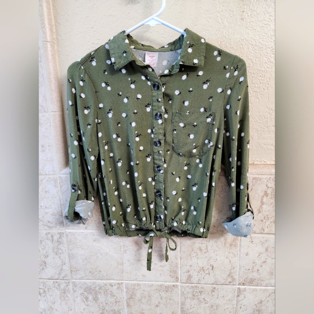 No Boundaries green floral top